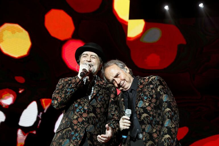 Joaquín Sabina y Joan Manuel Serrat durante su concierto en Madrid.