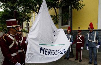 militares-venezolanos-izan-la-bandera-del-mercosur-en-la-cancilleria-de-venezuela-en-caracas-efe--222557000000-1488496.jpg