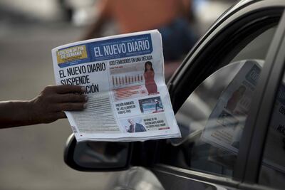 Un canillita ofrece la última edición del periódico El Nuevo Diario hoy, en una calle de Managua (Nicaragua).