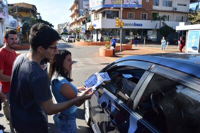 Los jóvenes piden que la policía detenga al intendente Hernán Schlender.