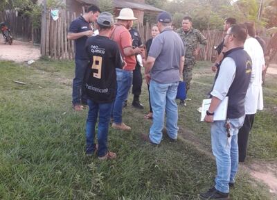 Agentes policiales y funcionarios del Ministerio Público indagan a la madre de la pequeña fallecida en extrañas circunstancias.