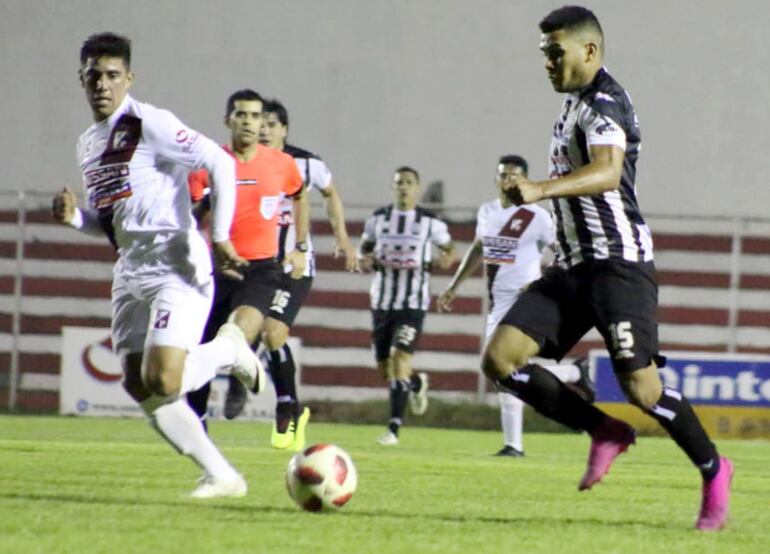 Osmar Leguizamón (Santaní) y Mario Saldívar, durante el partido del pasado viernes en el Kelito.