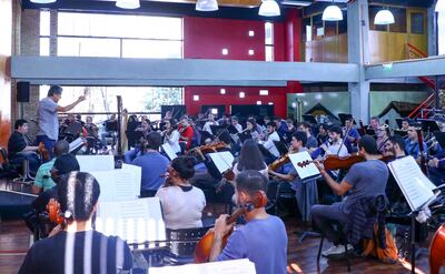 Luis Álvarez ensayando con la Orquesta Sinfónica Nacional.