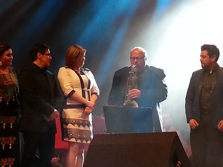 El saxofonista invitado Ed Calle lució sus cualidades interpretativas con el instrumento.