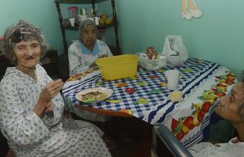 al-mediodia-de-ayer-las-abuelas-del-hogar-nuestra-senora-de-la-asuncion-almorzaron-caldo-de-poroto-con-arroz--194402000000-1434885.jpg