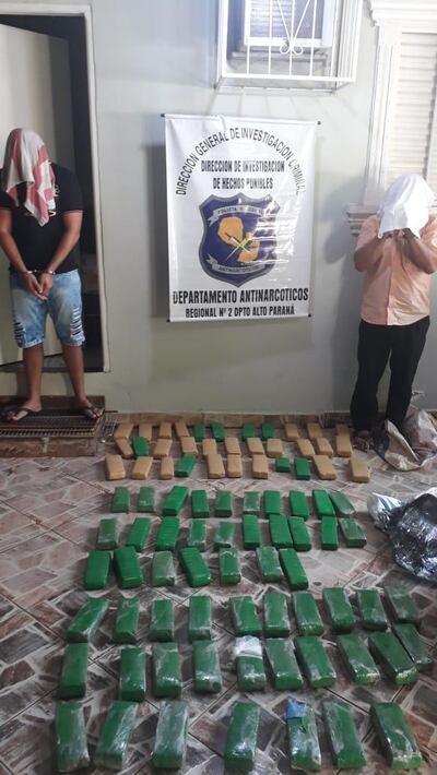 Los dos detenidos y la droga incautada durante el allanamiento en Ciudad del Este.