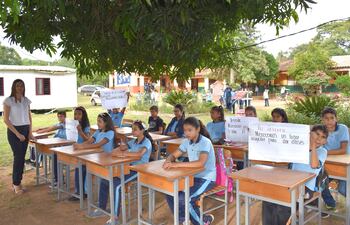 Alumnos de la escuela Feliciana Almada de Acosta reclaman “un lugar acogedor para dar clases”.
