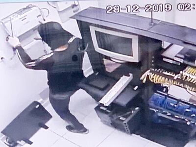 El primer ladrón que ingresó tenía puesto un pasamontaña y, en cuestión de segundos, desconectó los sistemas de seguridad del local.