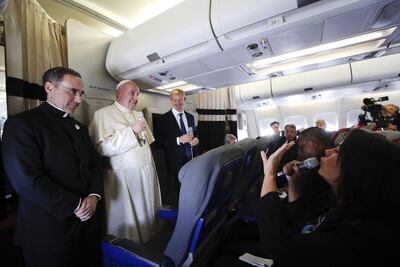 El papa Francisco conversa con periodistas a bordo del avión papal, a su regreso de Madagascar.