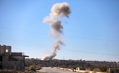 Una columna de humo se eleva del pueblo sirio de Kafr Ruma, luego de un ataque aéreo.