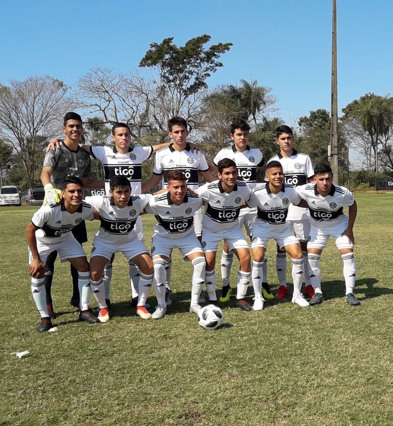 El plantel Sub 18 de Olimpia, uno de los líderes.