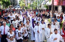 sacerdotes-y-fieles-protagonizaron-una-peregrinacion-desde-el-panteon-de-los-heroes-hasta-la-catedral--200455000000-1409192.jpg