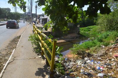 El arroyo Lambaré “se achica” cada vez más a causa de los desechos que recibe de diferentes partes. Este cauce está a pasos de la Municipalidad de esta ciudad.