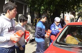 en-las-inmediaciones-de-la-sede-central-de-la-cruz-roja-paraguaya-voluntarios-de-todas-las-edades-se-acercaron-a-transeuntes-y-automovilistas-para-so-194441000000-1326141.jpg