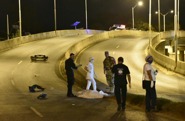 Autoridades intervienen en el sitio del accidente fatal.