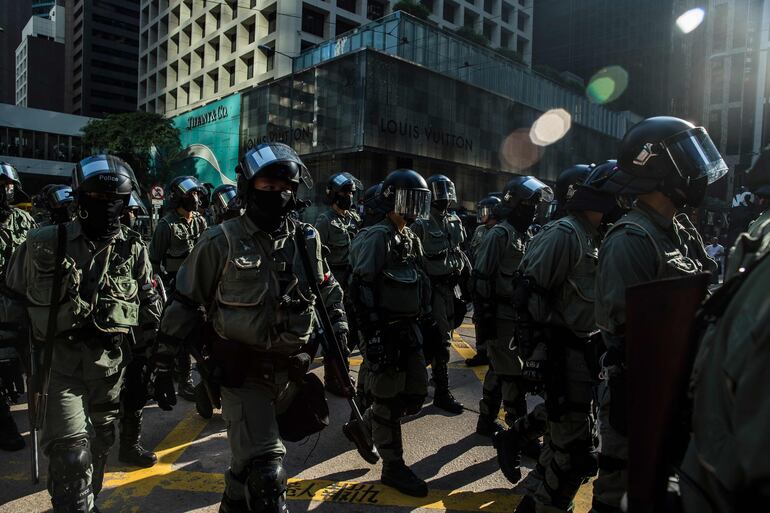 Policías antidisturbios en el distrito central de Hong Kong.
