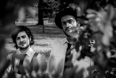 Panchi Galarce y Diego Zarza, ambos cantantes y guitarristas, conforman el dúo Auroras. Sus canciones están disponibles en las distintas plataformas digitales.