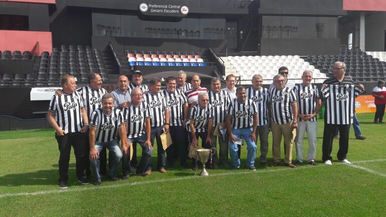 Los demás integrantes del plantel campeón junto a los directivos posando para las fotografías.