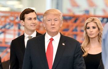 el-presidente-de-ee-uu-donald-trump-c-junto-a-su-yerno-jared-kushner-y-su-hija-ivanka-trump--205030000000-1555288.jpg