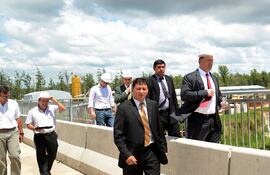 la-comitiva-encabezada-por-el-ministro-ramon-jimenez-gaona-verifico-el-avance-de-las-obras--212744000000-1034915.jpg