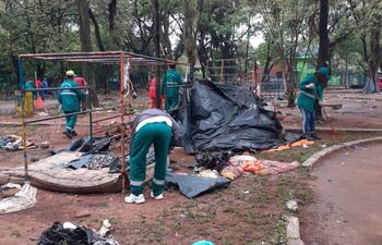Funcionarios de la Dirección Municipal de Servicios Urbanos juntaron basura ayer en las plazas y en el Parque Caballero.