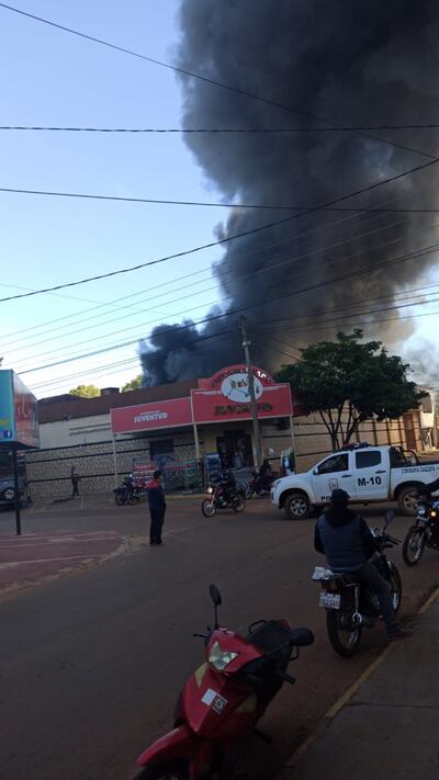Los bomberos intenta sofocar el fuego.