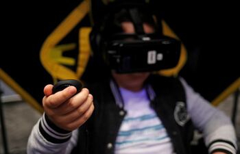 Un niño participa en un juego de realidad virtual educativo, en el Museo del Niño de la ciudad de Guatemala (Guatemala), para identificar a los monstruos que se esconden detrás de la pantalla.