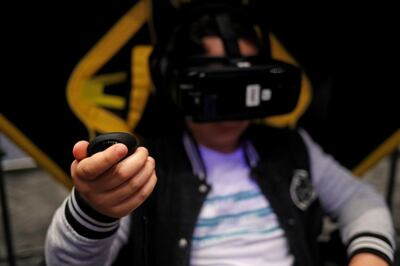Un niño participa en un juego de realidad virtual educativo, en el Museo del Niño de la ciudad de Guatemala (Guatemala), para identificar a los monstruos que se esconden detrás de la pantalla.