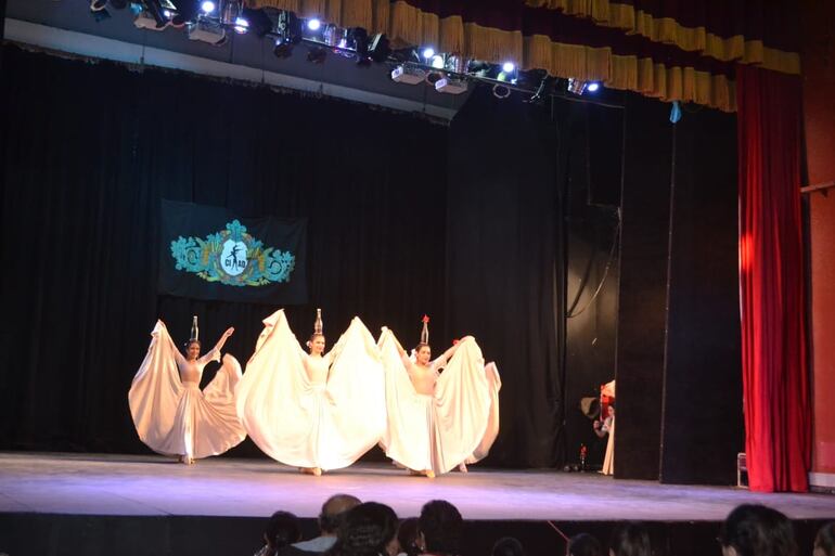 Máximo galardón para escuela de danzas limpeña