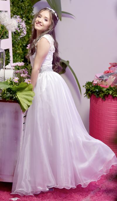 El vestido y el tocado de Larissa fueron diseñados y confeccionados por su tía  Dora Gómez.