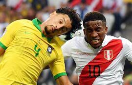 el-peruano-farfan-d-disputa-el-balon-cabeza-a-cabeza-con-el-brasileno-marquinhos-durante-el-partido-del-sabado-afp--214618000000-1845294.jpg