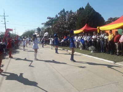 Estudiantes de 6 instituciones educativas participan del desfile por la Amistad.