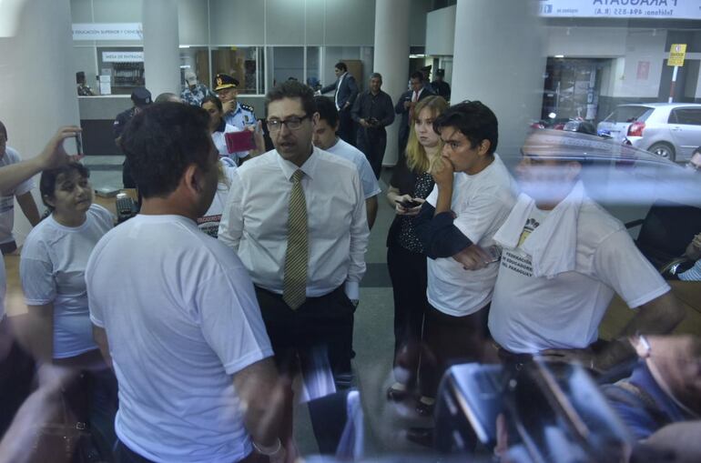 Los docentes se encuentran en el acceso principal al MEC.