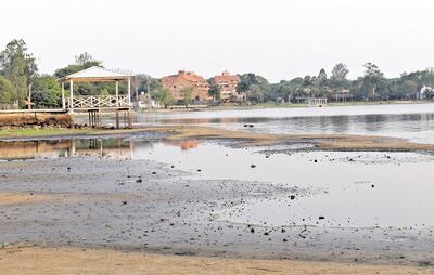 Sedimentos con tono oscuro sobresalen en las playas del lago en la zona de San Bernardino.