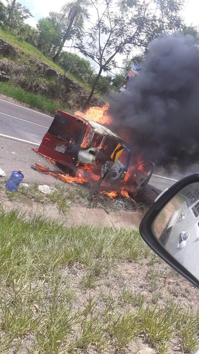 El automóvil en llamas, en el Cerro de Caacupé, este domingo.