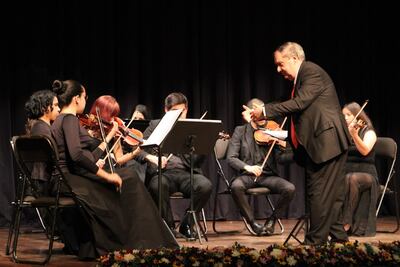 Miguel Ángel Gilardi dirigiendo a la Orquesta de Cámara Juvenil del CCPA.