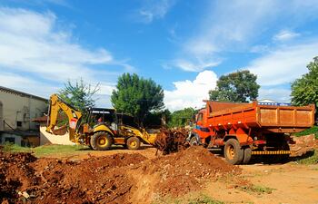 Los trabajos de remoción de suelo para la construcción de un pabellón de aislamiento se inició, esta tarde, en el Hospital Regional de CDE.