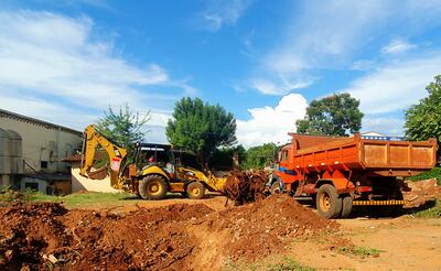 Los trabajos de remoción de suelo para la construcción de un pabellón de aislamiento se inició, esta tarde, en el Hospital Regional de CDE.