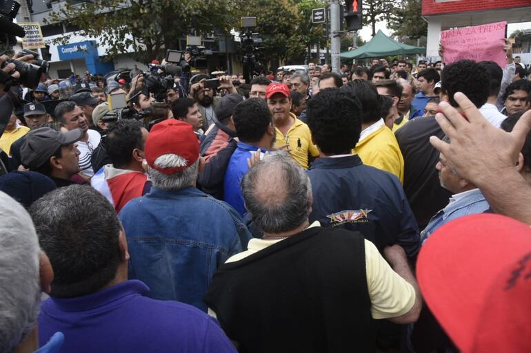 Incidentes en protesta de taxistas frente a la Municipalidad de Asunción.