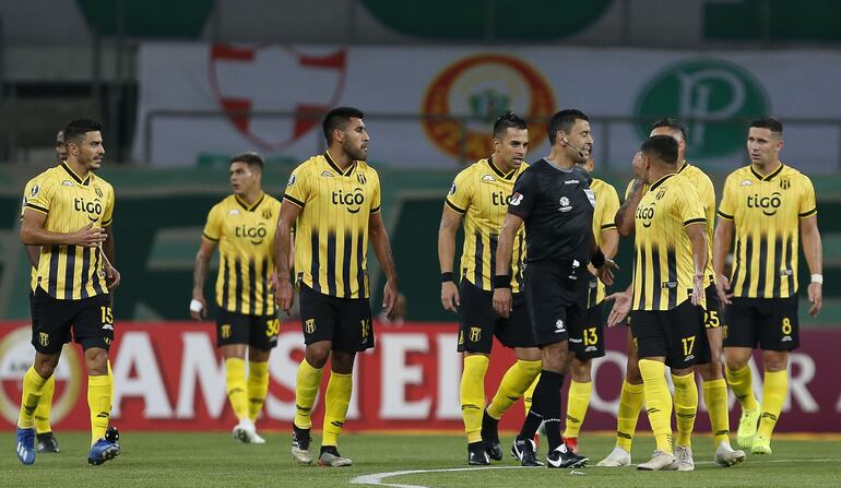 Paraguay's Guarani players reacts to Chilean referee Roberto Tovar after a goal of Brazil's Palmeiras during their Copa Libertadores football match at Arena Palmeiras stadium, in Sao Paulo, Brazil, on March 10, 2020. (Photo by Miguel SCHINCARIOL / AFP)
