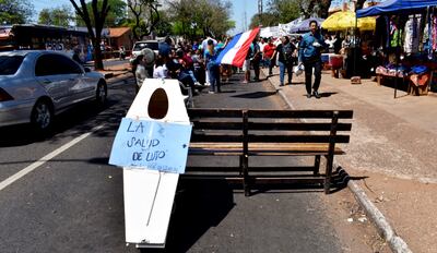 Los huelguistas  cierran por momentos   la avenida Mcal. López.