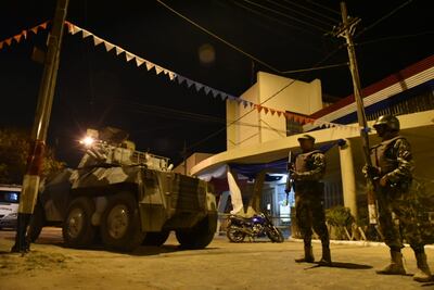Un tanque hace guardia frente a la cárcel de Tacumbú en la madrugada de este martes.