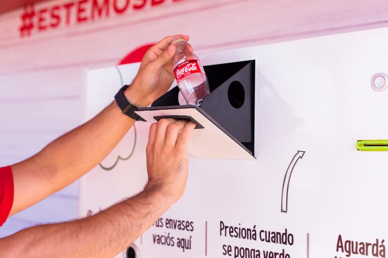 Una máquina recicladora de plástico PET fue instalada en el Fresh Club de Coca-Cola, en Encarnación.