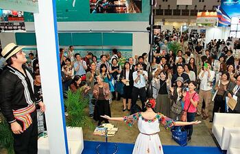 tania-peralta-deslumbro-al-publico-asiatico-con-el-baile-de-la-botella-durante-la-feria-de-turismo-realizada-en-japon--192757000000-1508111.jpg