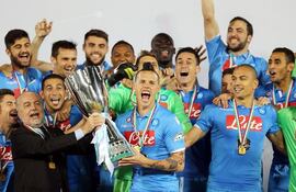 aurelio-de-laurentiis-i-y-marek-hamsik-presidente-y-capitan-del-napoli-sostienen-el-trofeo-afp--235331000000-1274579.jpg