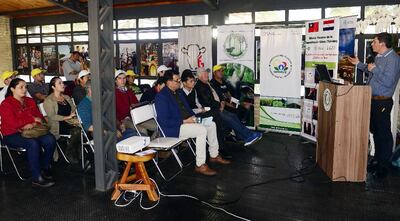 Instruyen para construir estanques y criar peces