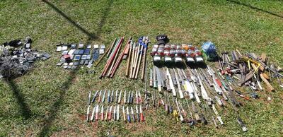 Un total de 123 estoques de fabricación casera, 21 celulares, 18 botellas de whisky fueron encontrados en el penal de Pedro Juan Caballero.