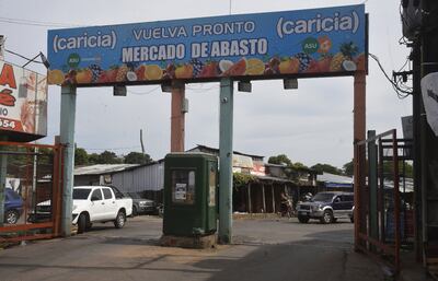 Personas ingresan sin ningún control al Abasto y sin pasar por medidas sanitarias. Incluso en los vehículos van más de dos personas, en contra de lo que la propia Comuna había recomendado.