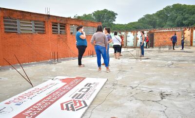 Los integrantes del Centro de Estudiantes observan las obras abandonadas en el Colegio Nacional de Villarrica.