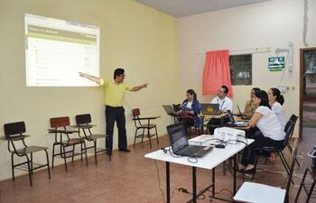 docentes-durante-el-curso-de-capacitacion-sobre-las-tic--211535000000-1627999.jpg